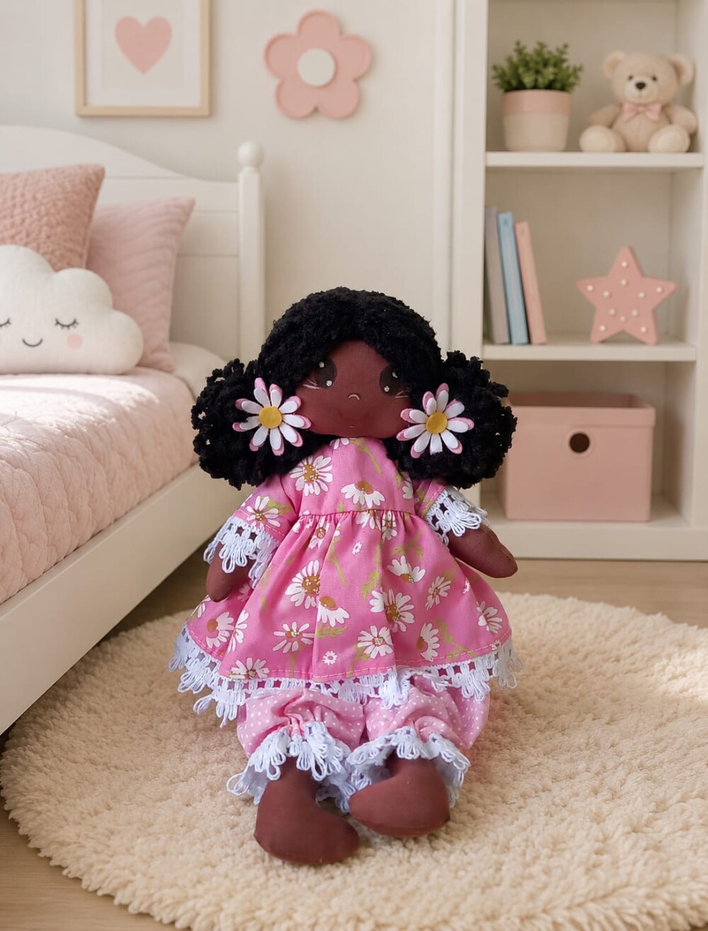 Boneca de Pano Algodão Articulada Vestido Rosa Floral Margaridas