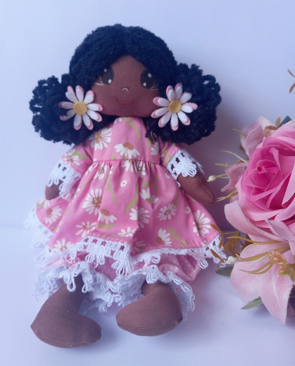 Boneca de Pano Algodão Articulada Vestido Rosa Floral Margaridas