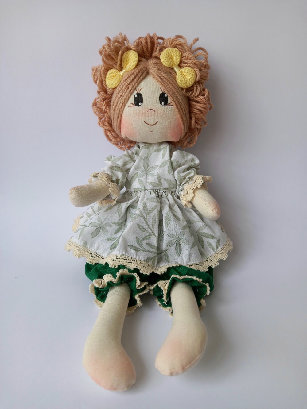 Boneca de Pano Algodão Articulada Vestido Verde Folhagens Decora