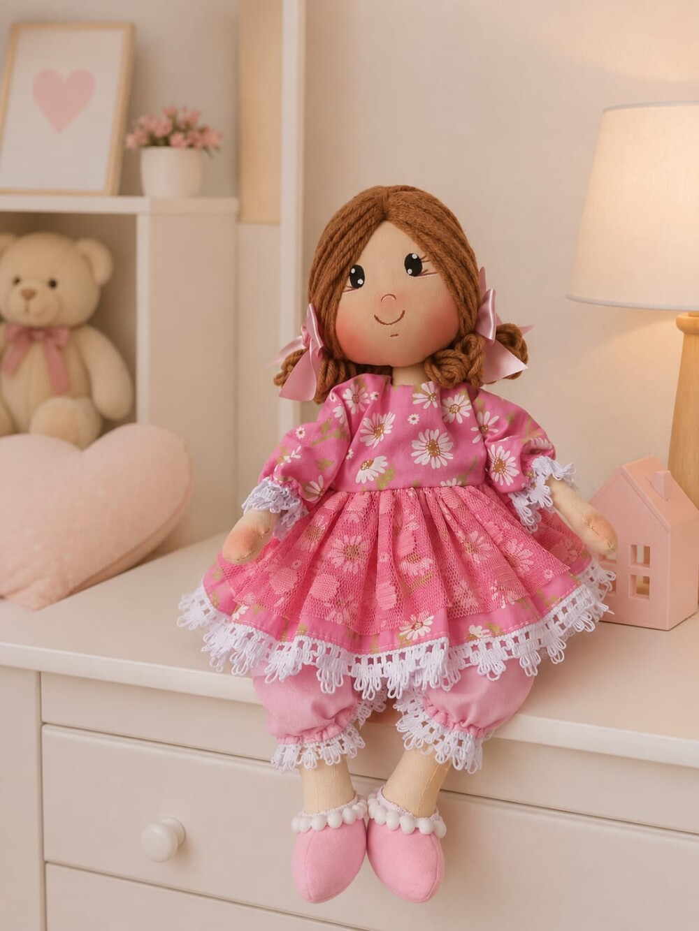 Boneca de Pano Sentada Algodão Vestido Rosa Floral Margaridas
