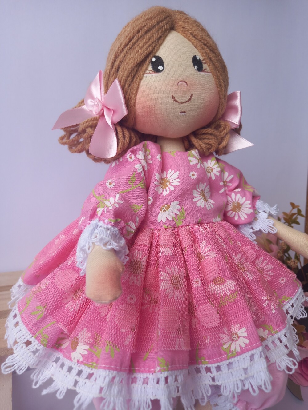 Boneca de Pano Sentada Algodão Vestido Rosa Floral Margaridas