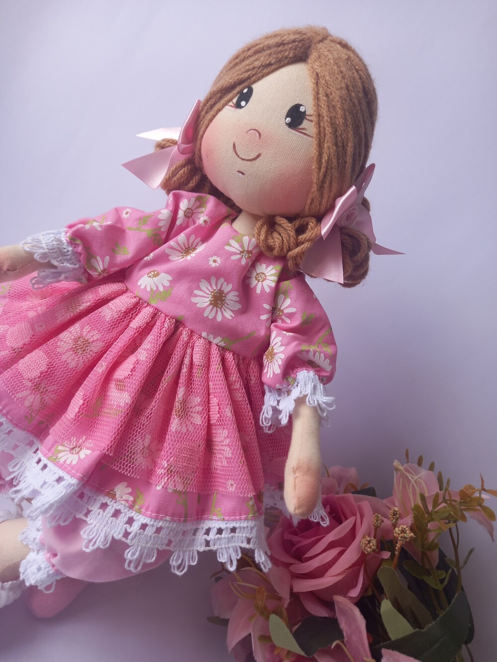 Boneca de Pano Sentada Algodão Vestido Rosa Floral Margaridas