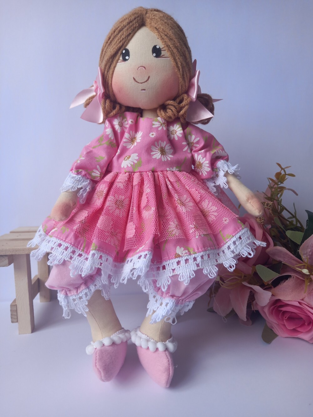 Boneca de Pano Sentada Algodão Vestido Rosa Floral Margaridas