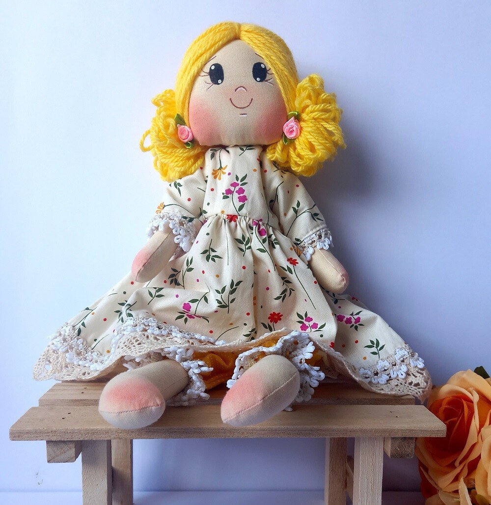 Boneca de Pano Algodão Articulada Vestido Floral Creme Decoraç?