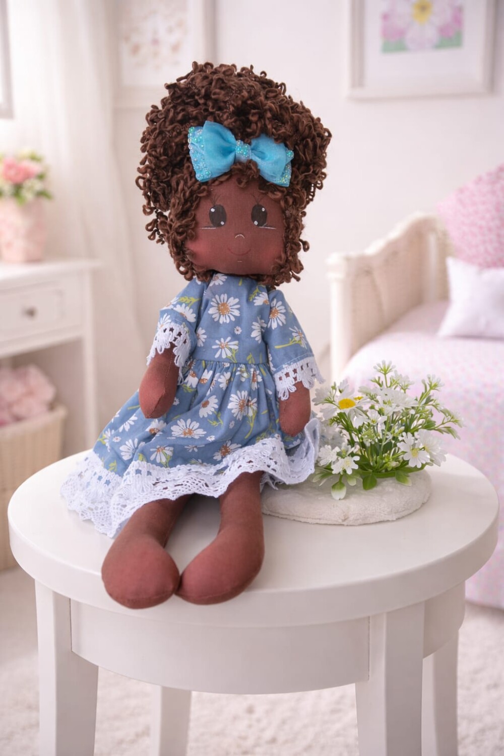 Boneca de Pano Algodão Articulada Vestido Floral Azul Margaridas