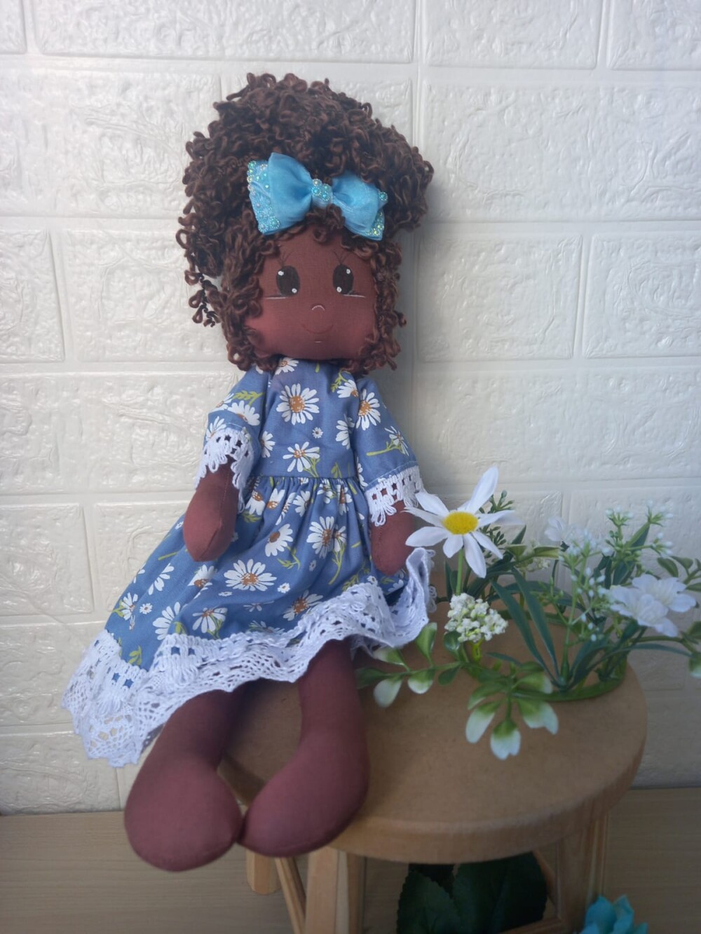 Boneca de Pano Algodão Articulada Vestido Floral Azul Margaridas
