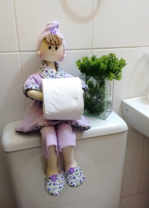 Boneca Porta Papel higiênico Utilitária Banheiro Lavabo Lilás