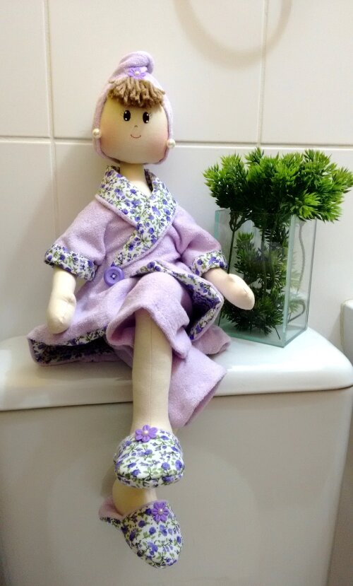 Boneca Porta Papel higiênico Utilitária Banheiro Lavabo Lilás