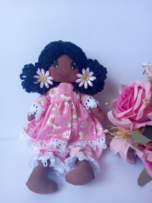 Boneca de Pano Algodão Articulada Vestido Rosa Floral Margaridas
