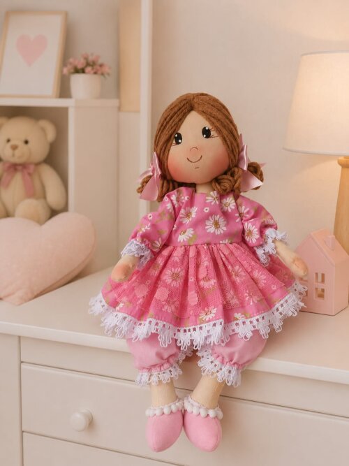 Boneca de Pano Sentada Algodão Vestido Rosa Floral Margaridas