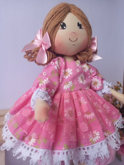 Boneca de Pano Sentada Algodão Vestido Rosa Floral Margaridas