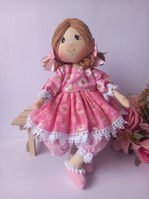 Boneca de Pano Sentada Algodão Vestido Rosa Floral Margaridas