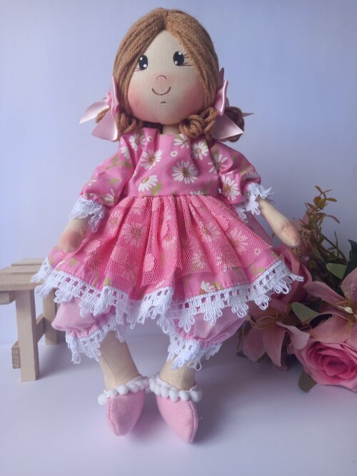 Boneca de Pano Sentada Algodão Vestido Rosa Floral Margaridas