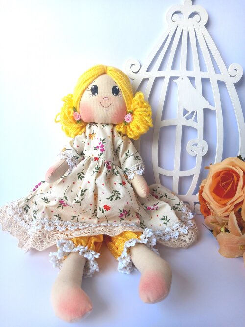 Boneca de Pano Algodão Articulada Vestido Floral Creme Decoraç?