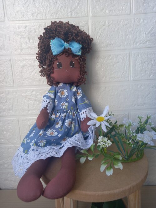 Boneca de Pano Algodão Articulada Vestido Floral Azul Margaridas