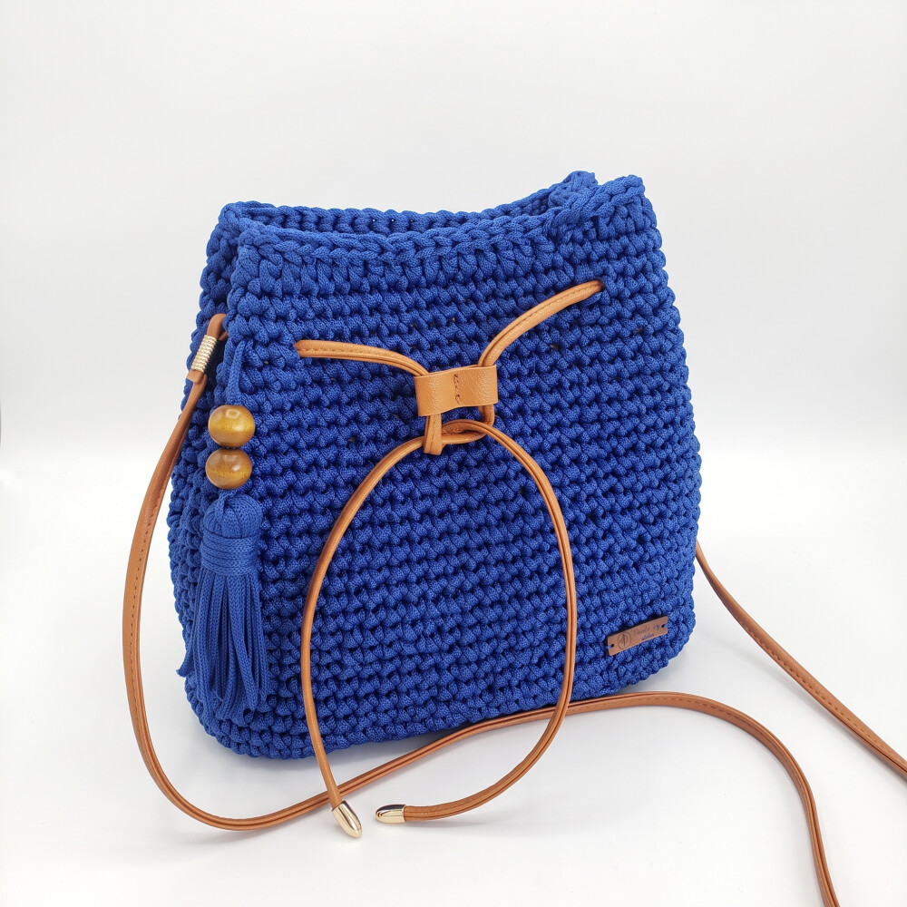 Bolsa Mochila Feminina Azul feita de Crochê Com Alça Caramelo