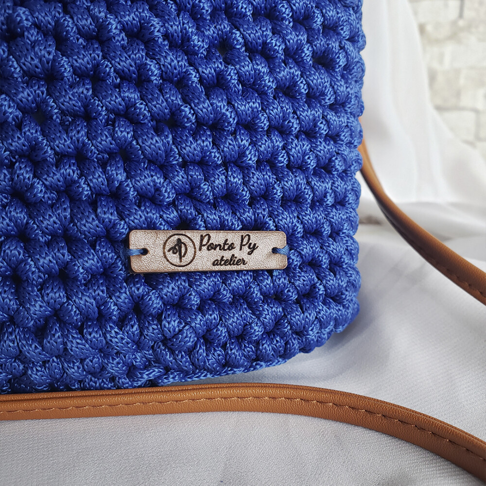 Bolsa Mochila Feminina Azul feita de Crochê Com Alça Caramelo