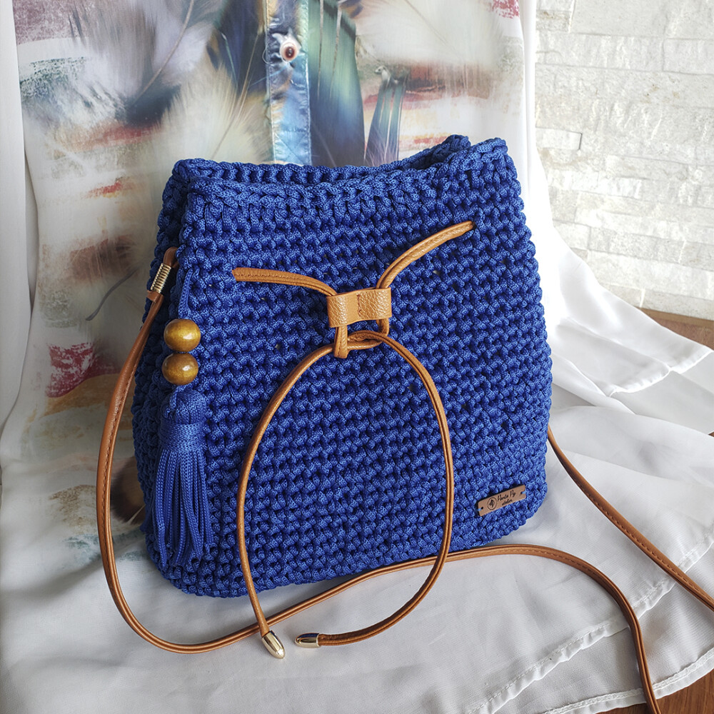 Bolsa Mochila Feminina Azul feita de Crochê Com Alça Caramelo