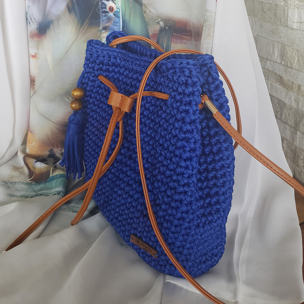 Bolsa Mochila Feminina Azul feita de Crochê Com Alça Caramelo