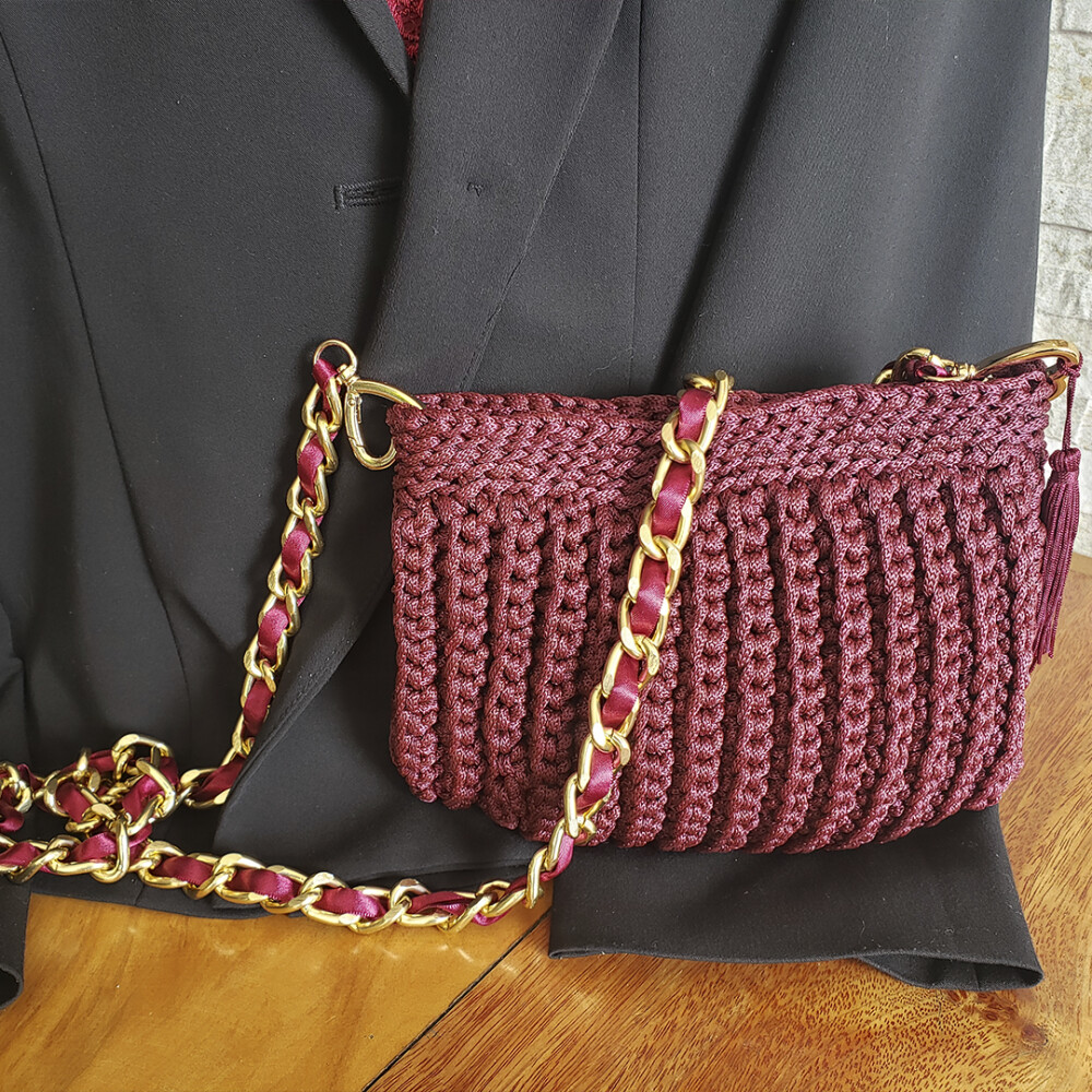 Bolsa clutch bordô de festa feita de crochê com fio náutico