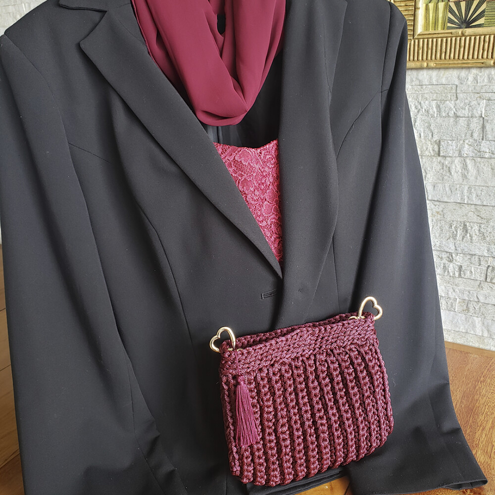 Bolsa clutch bordô de festa feita de crochê com fio náutico
