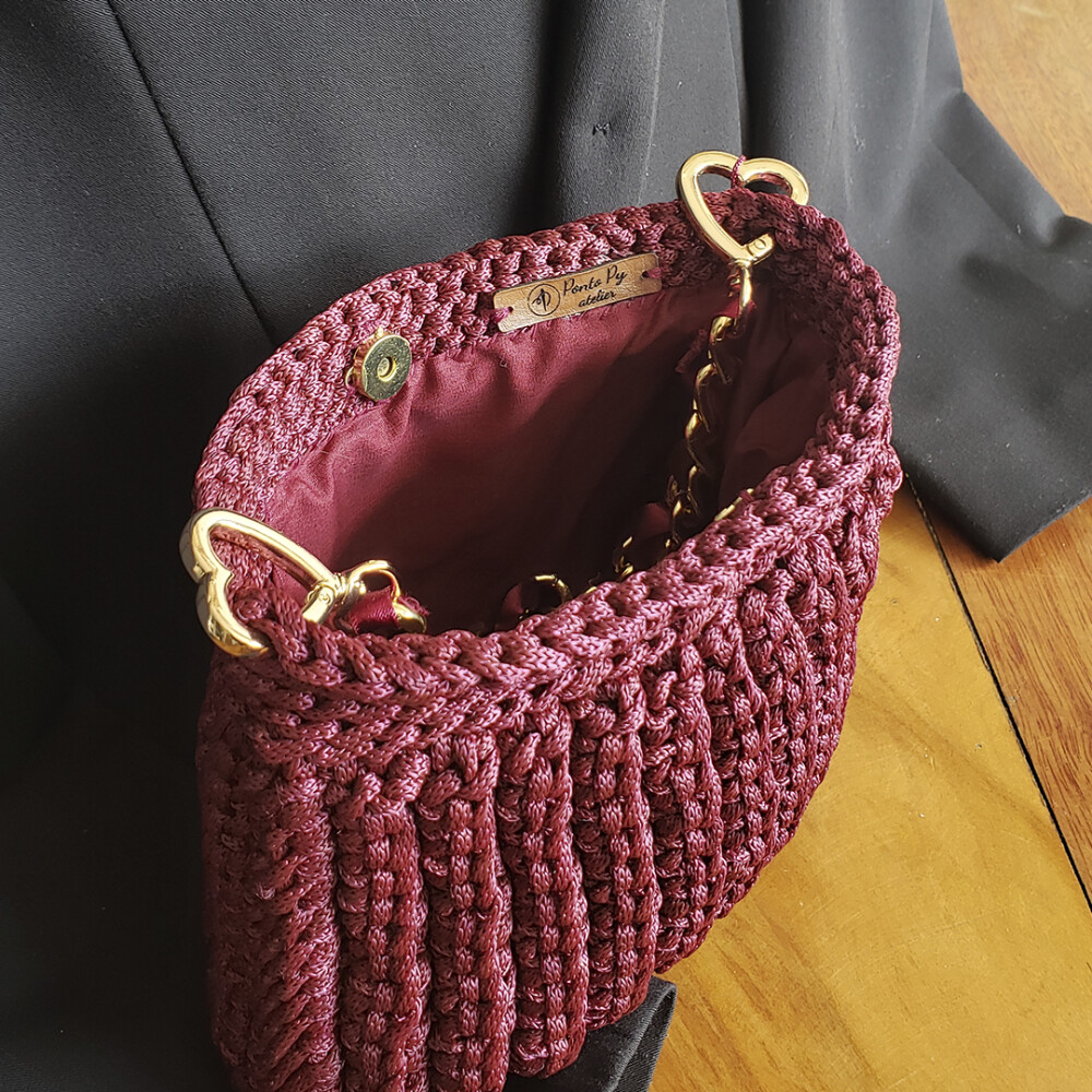Bolsa clutch bordô de festa feita de crochê com fio náutico