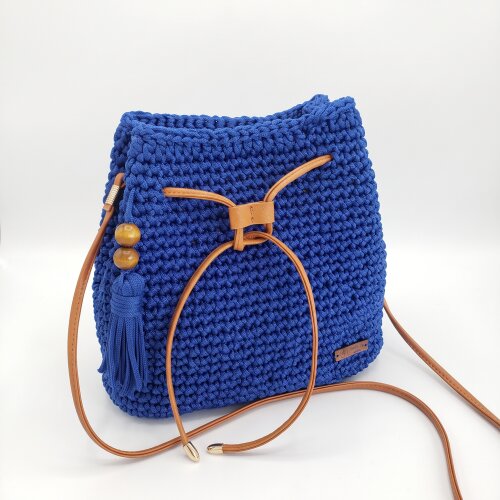 Bolsa Mochila Feminina Azul feita de Crochê Com Alça Caramelo