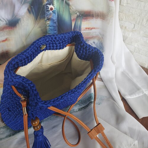 Bolsa Mochila Feminina Azul feita de Crochê Com Alça Caramelo