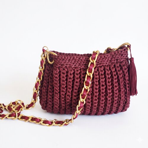 Bolsa clutch bordô de festa feita de crochê com fio náutico