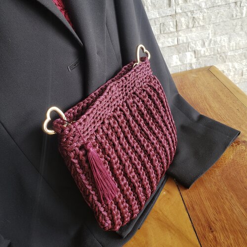 Bolsa clutch bordô de festa feita de crochê com fio náutico