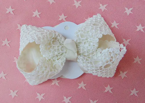 LAÇOS E TIARAS