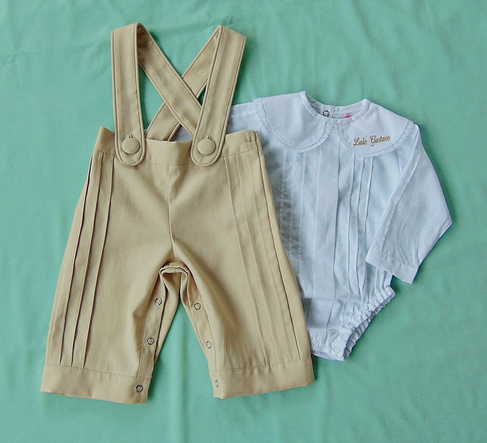 Kit calça com suspensório, touca e boddy
