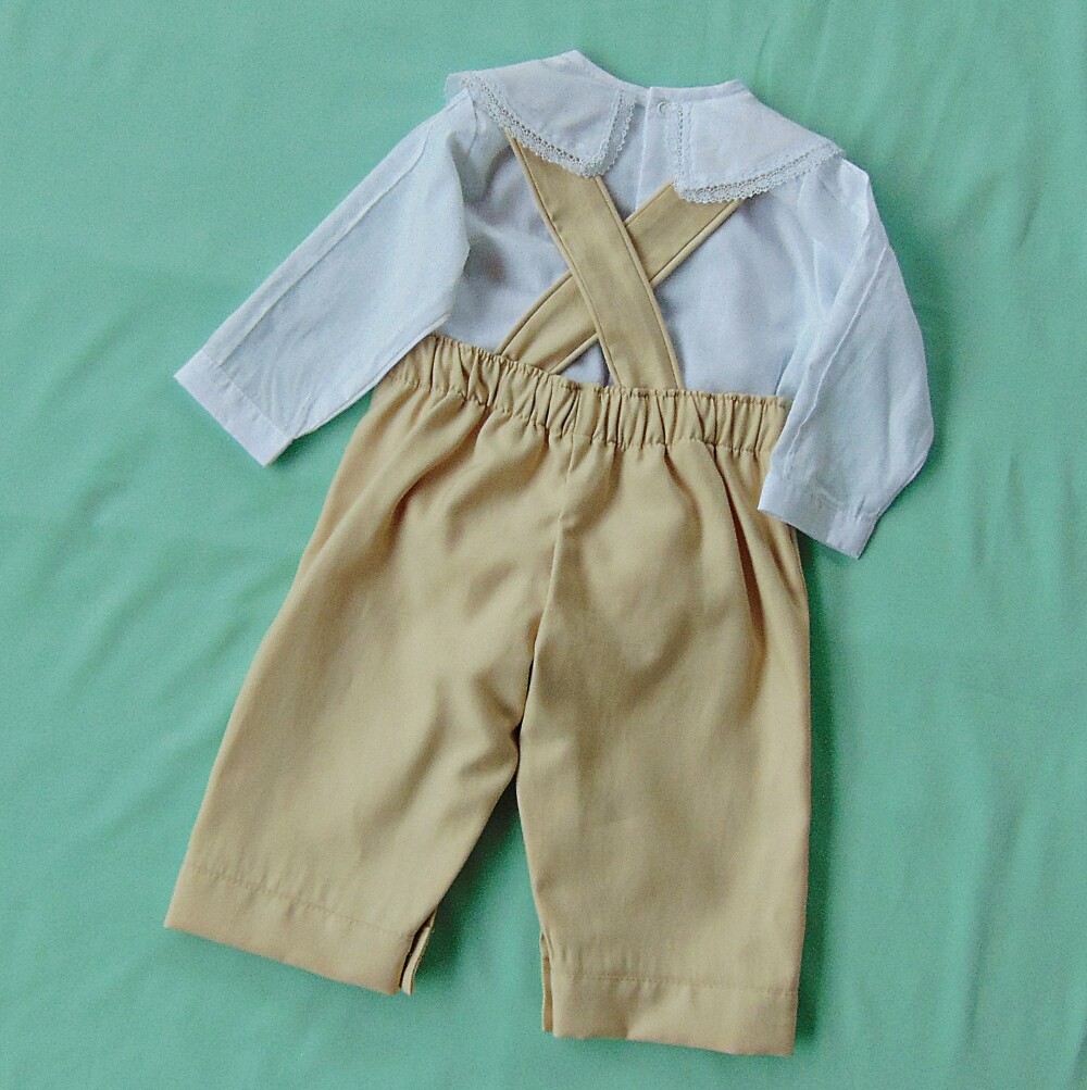Kit calça com suspensório, touca e boddy