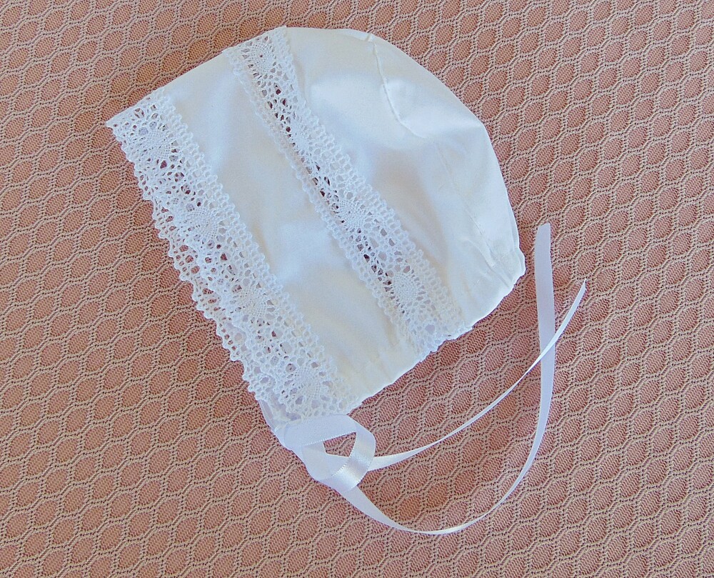Vestido infantil de batizado branco para bebê menina com touca