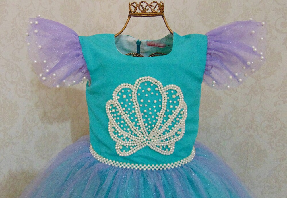 Vestido infantil princesa Ariel pequena sereia para bebê menina.