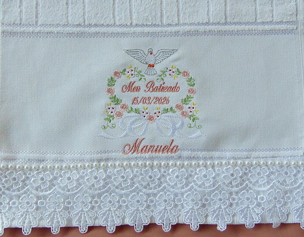 Toalhinha bordada e personalizada para batizado
