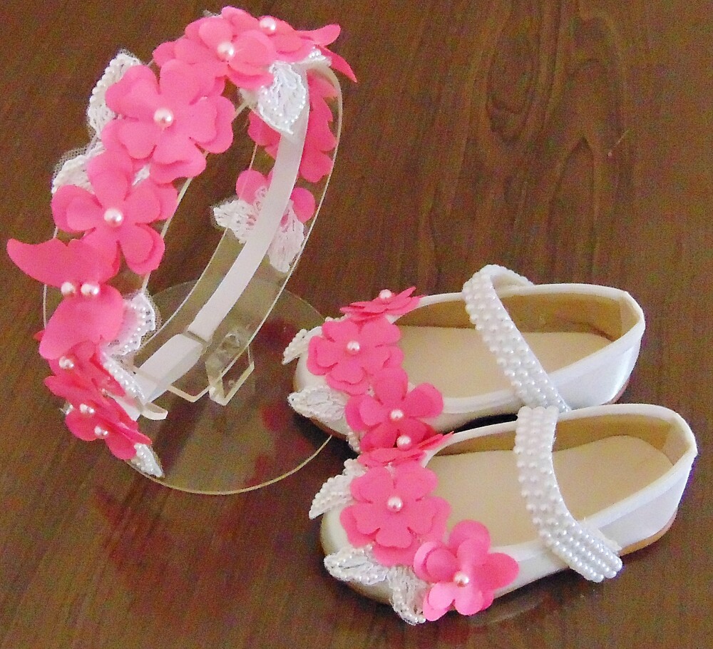 Sapatinho para bebê menina com tiara