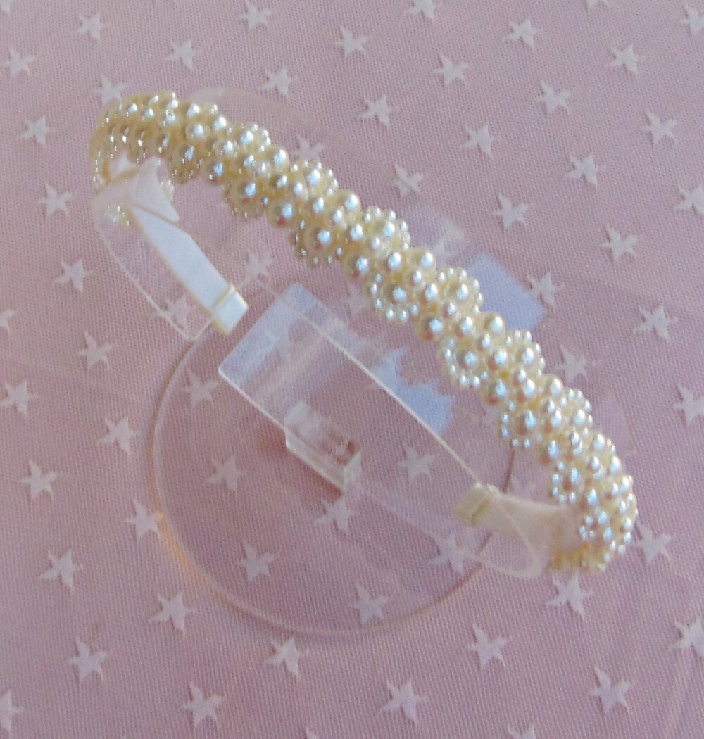 Tiara de pérolas luxo no arquinho