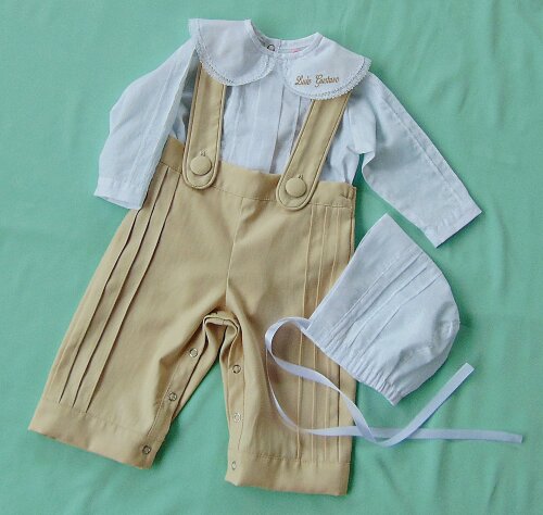 Kit calça com suspensório, touca e boddy