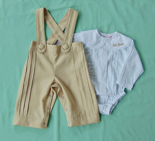 Kit calça com suspensório, touca e boddy