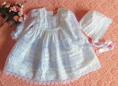 Vestido infantil de batizado branco para bebê menina com touca