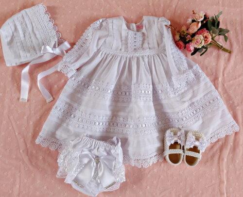 Vestido infantil de batizado branco para bebê menina com touca, calcinha e sapatinho