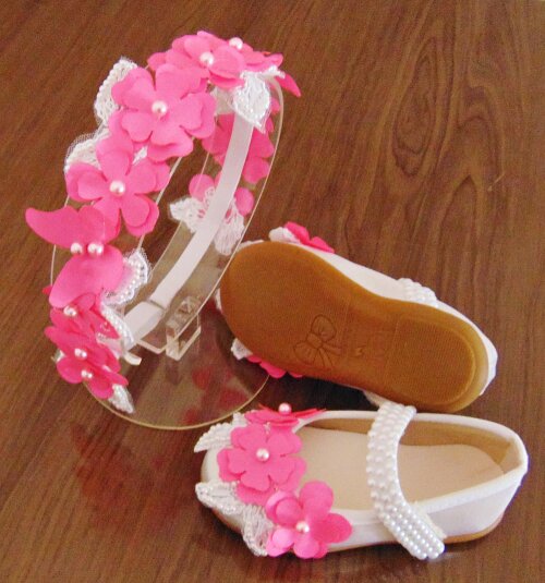 Sapatinho para bebê menina com tiara