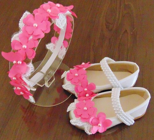 Sapatinho para bebê menina com tiara