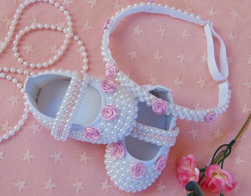 Sapatinho para bebê menina com tiara