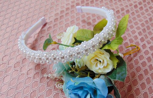 Tiara de pérolas luxo no arquinho