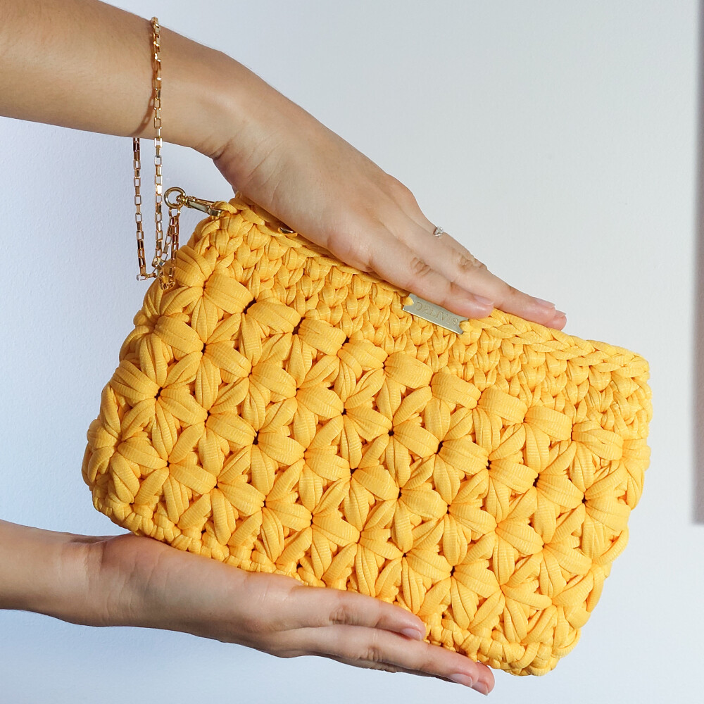 Bolsa de mão de crochê tropical