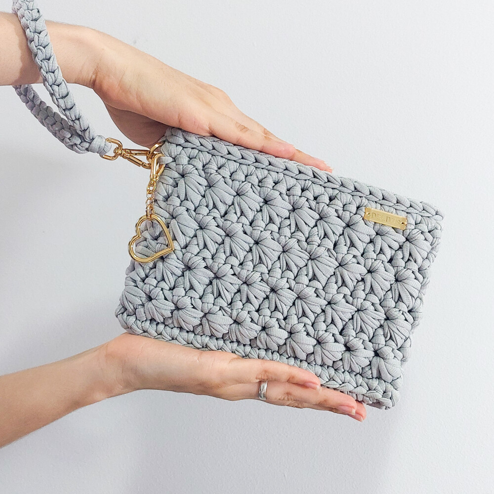 Bolsa de mão de crochê cinza