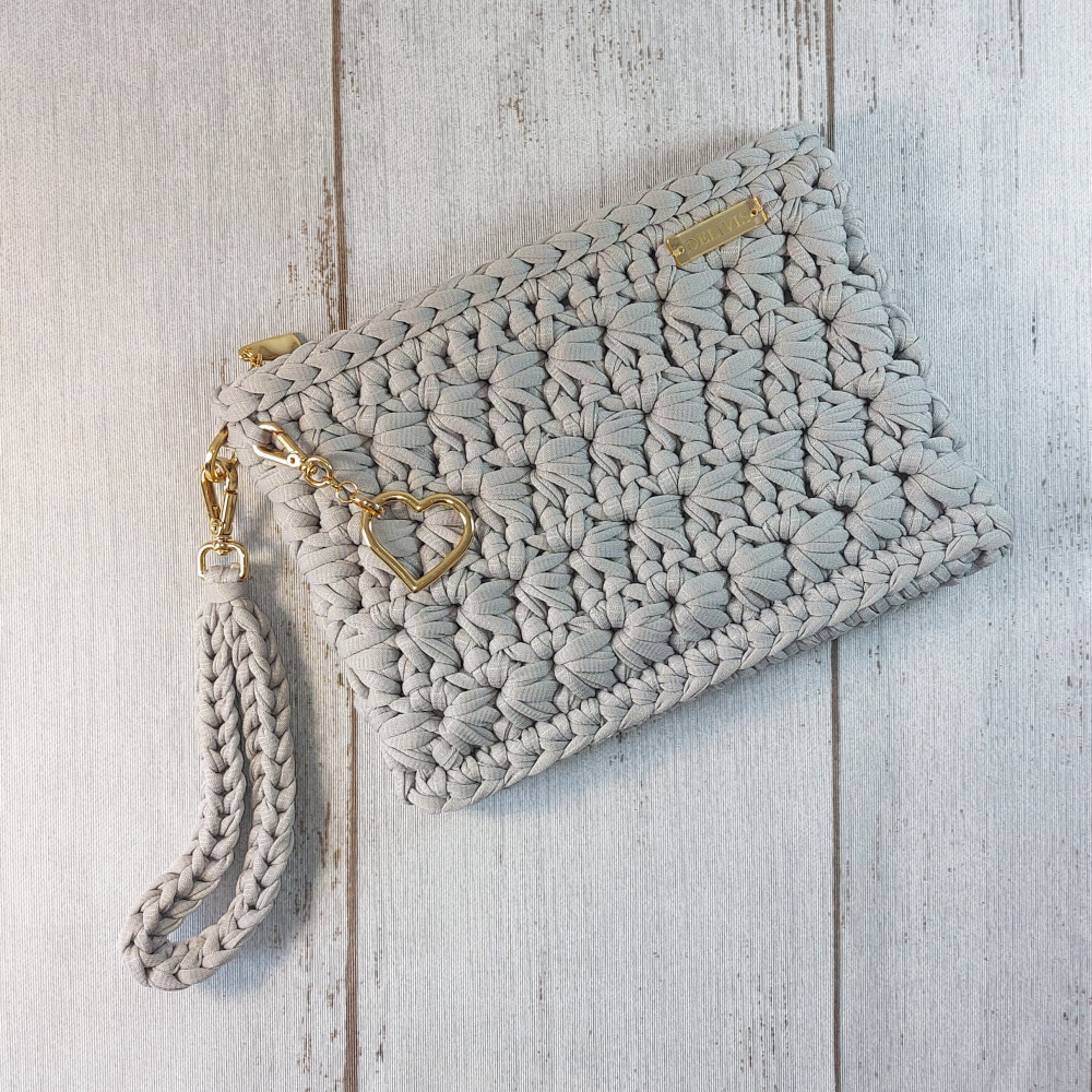 Bolsa de mão de crochê cinza