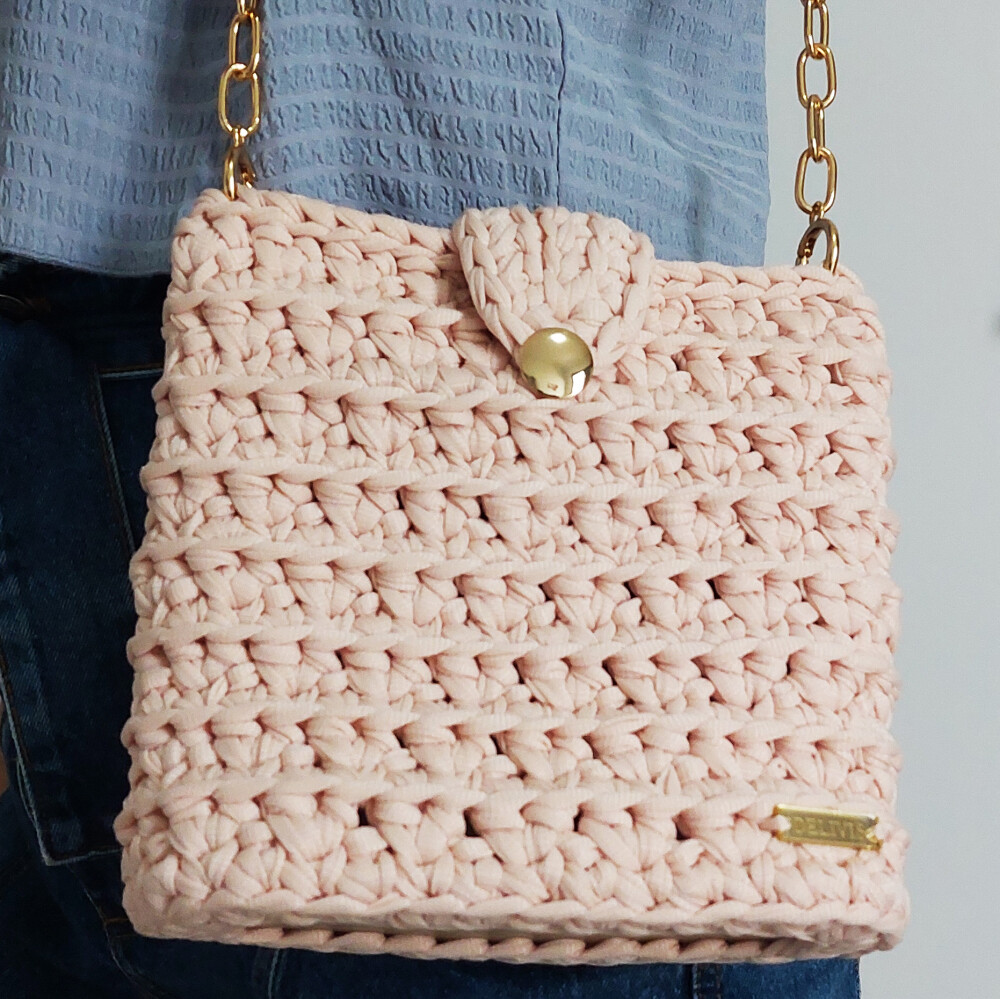 Bolsa de crochê com corrente